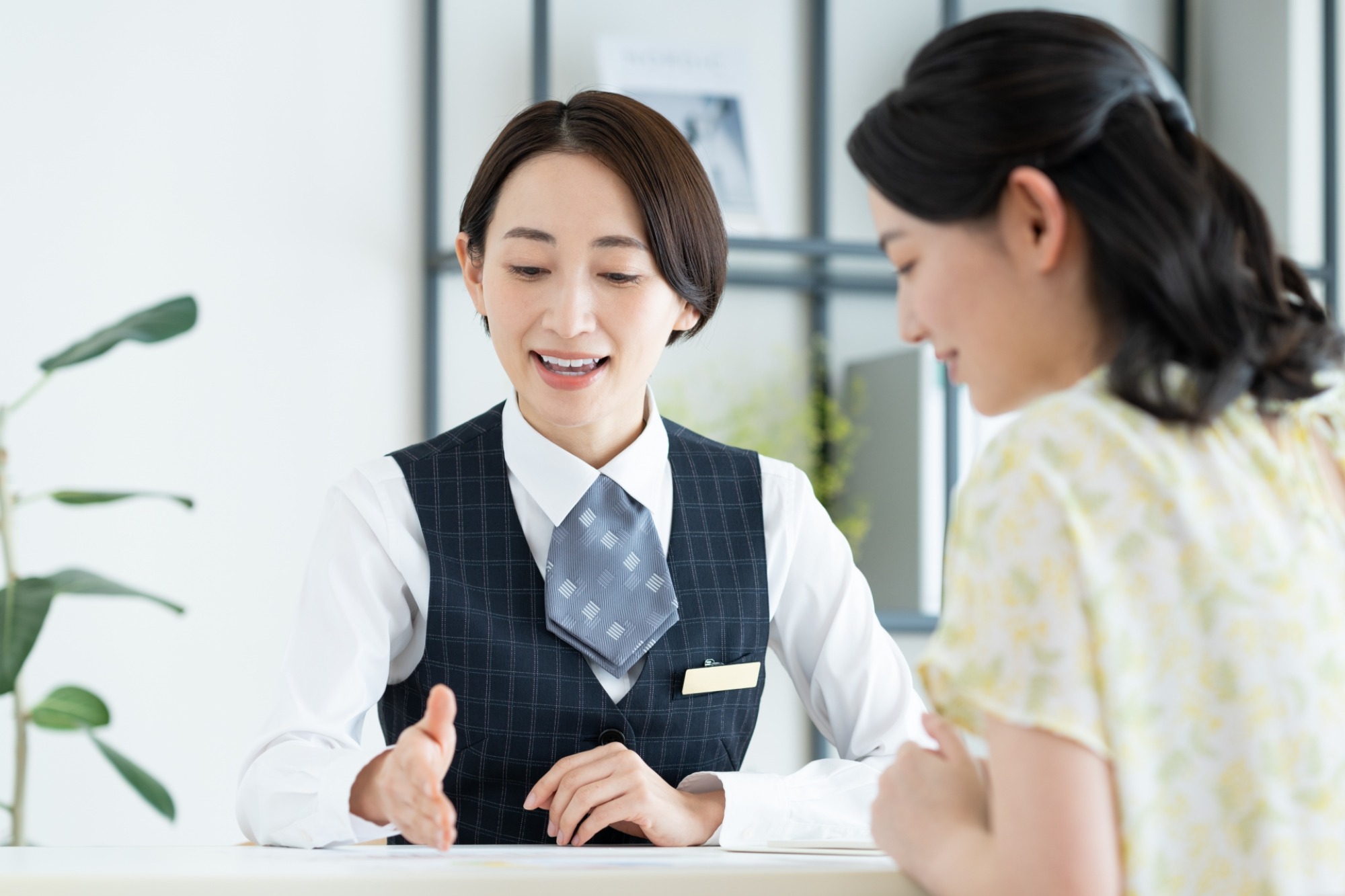 【福岡県福岡市博多区】残業ほぼなし★駅近ホテルのフロントスタッフ/未経験歓迎!/格安ランチ/H3701
